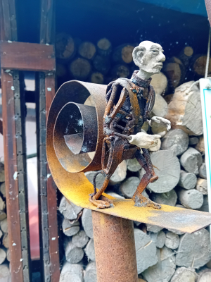 Jan Verschueren - Onthaasten (In garden)(Ceramic, Metal, Scrap)